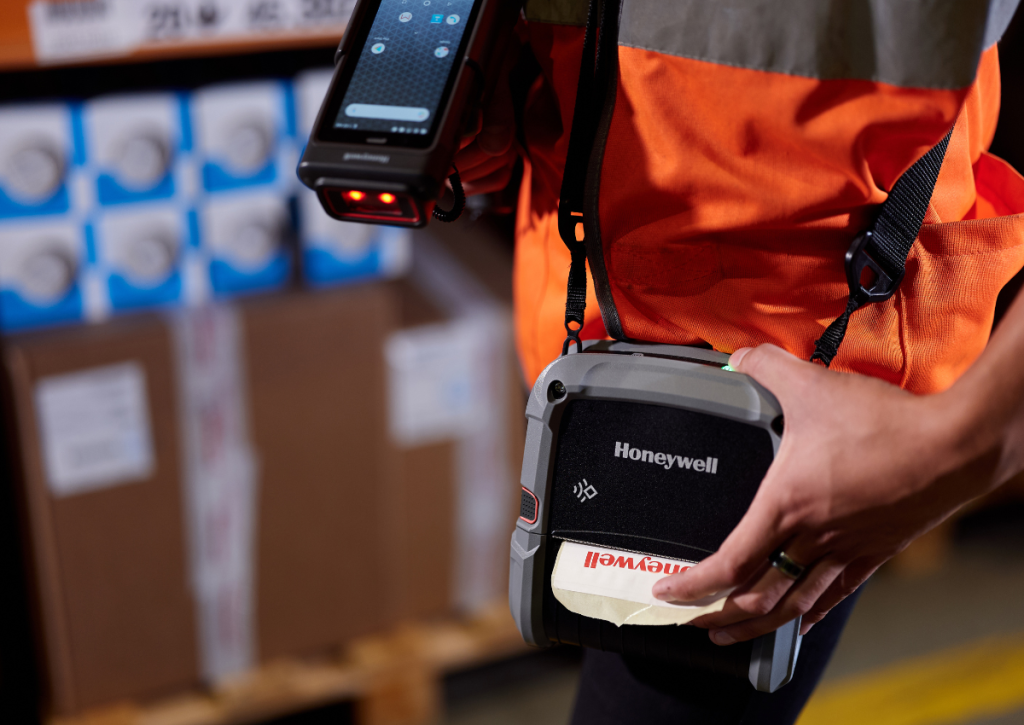 Máy in mã vạch Honeywell RP4F di động 8 Máy in mã vạch Honeywell RP4F di động khi sử dụng trong quản lý hàng hóa
